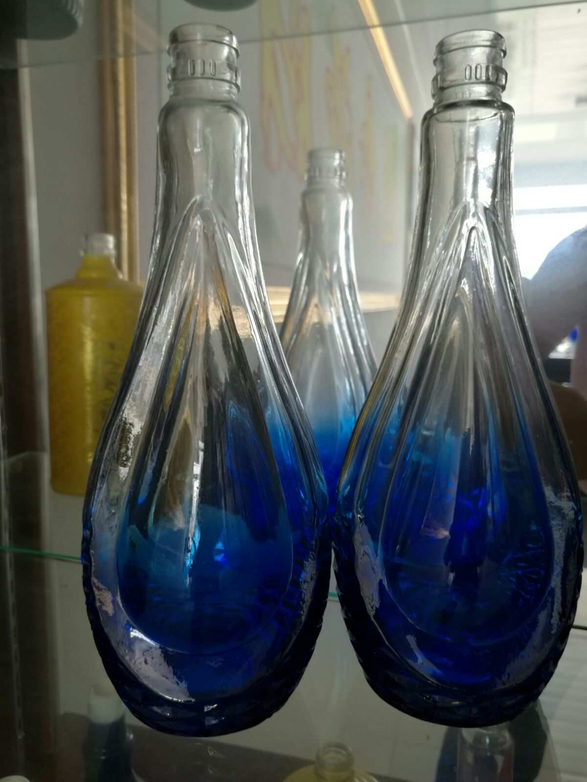 恒信《酒瓶噴涂烤花廠》專注多年,專業從事酒瓶噴涂和烤花.